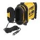 Pildil on näha DeWalt akutoitel kompressor, millel on avatud aku pesa ja sigaretisüütaja pistikuga juhe.