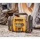 Pildil on DeWalt akutoitel kompressor, mis on asetatud kivisele pinnale ja mille taustal on suur rehv.