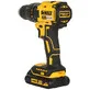 Pildil on kollase ja musta värviga DeWalt akutrell DCD777S2T, millel on peal aku ja mis on suunatud paremale.