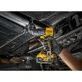 Pildil on DeWalt akutrell DCD803NT, mida kasutatakse tööriista külge kinnitatud nurkadega puuriga auto kere all olevate...