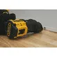 Pildil on näha DeWalt akutrell DCD803NT, mis asetseb puidust pinnast.
