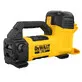 Pildil on kollane ja must DeWalt akutoitel veepump, millel on käepide ja mis on mõeldud kasutamiseks ilma aku ja laadijata.