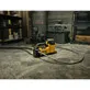 Pildil on DeWalt akutoitel veepump DCE050N, mis on paigutatud betoonpõrandale ja ühendatud voolikuga.