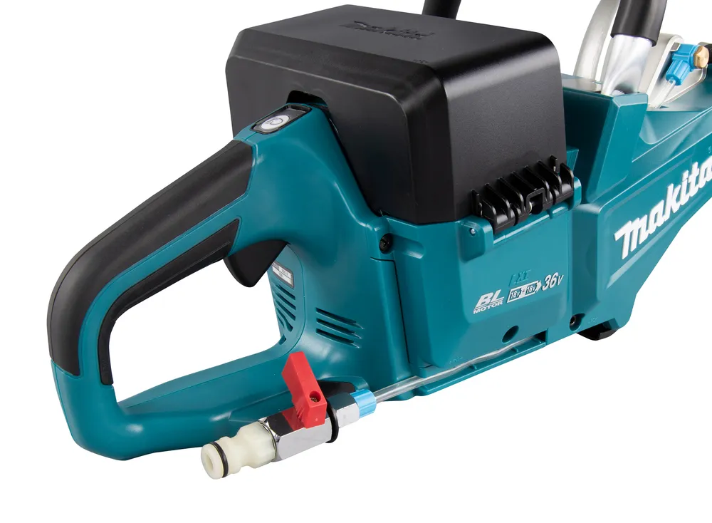 Pildil on näha Makita akulõikur DCE090ZX1 koos selle tagumise osaga, esiosast on näha ka veekraan.