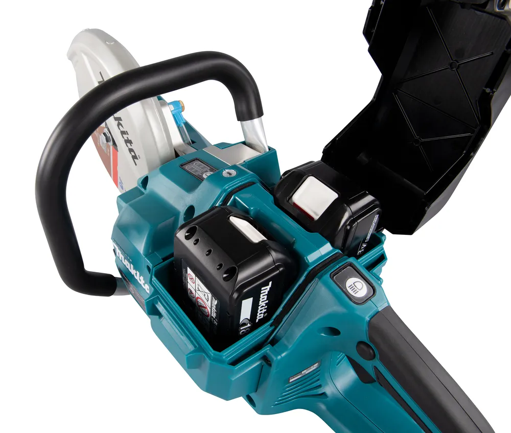 Pildil on Makita akulõikuri DCE090ZX1 detail, kus on näha kaks Makita akut ja avatud kaanega akukarp.
