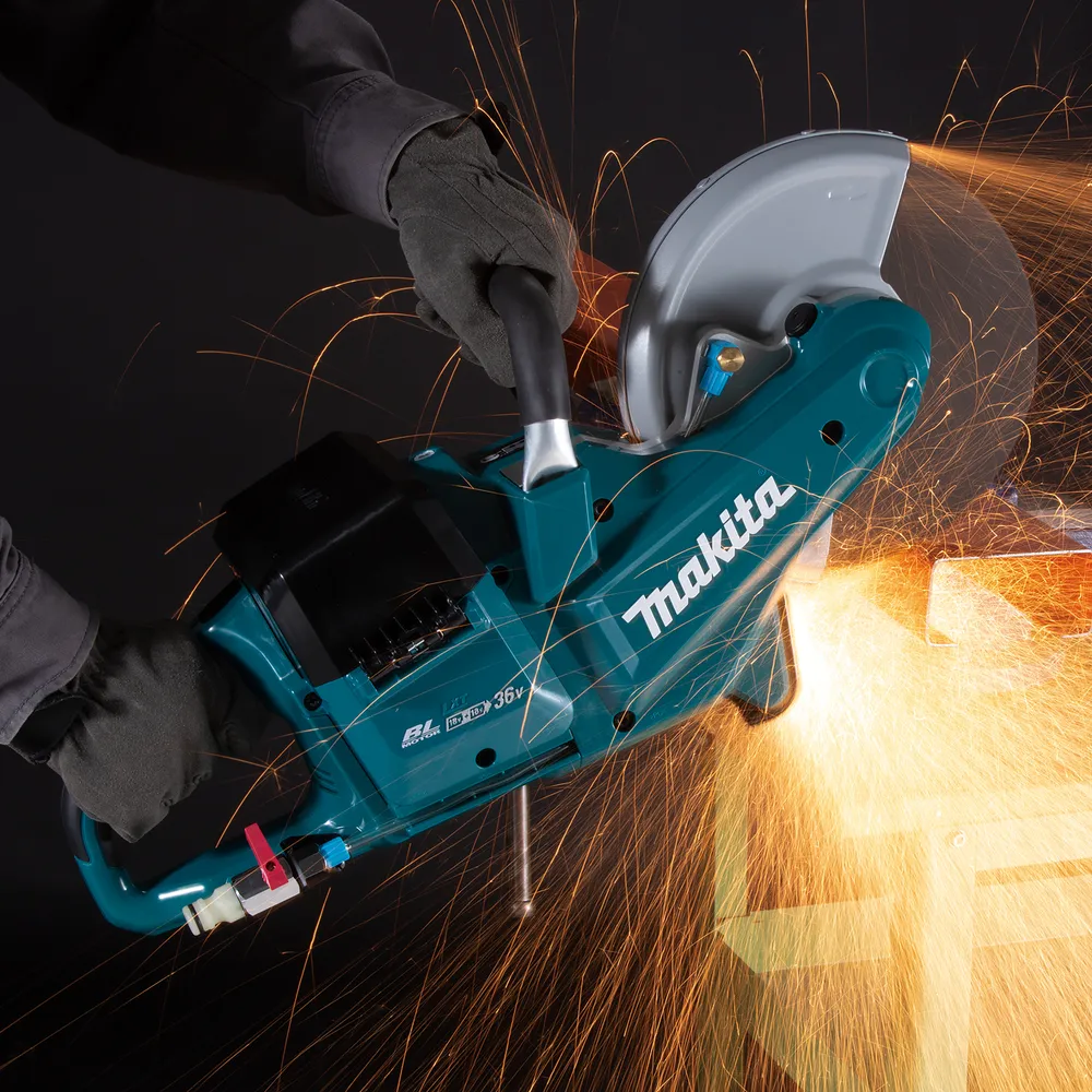 Pildil on Makita akulõikur DCE090ZX1, mida kasutatakse metalli lõikamiseks, mille tulemusena lendab palju sädemuid.