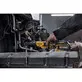 Pildil on mees, kes kasutab DeWalt akunaarre DCF510E2G mootori juures auto parandamiseks.