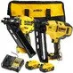 Pildil on DeWalt akunaelapüstolite komplekt, mis sisaldab kahte naelapüstolit, akusid, laadijat ja hoiukotti.
