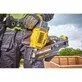 Pildil on ehitustöölise vöö küljes rippumas kollane DeWalt akunaelapüstolite komplekt, mis on mõeldud ehitustöödeks.