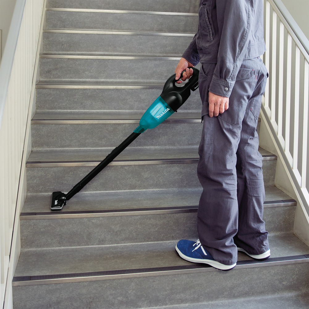 Pildil on Makita aku varstolmuimeja DCL180ZB, mida inimene kasutab treppide puhastamiseks.
