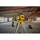 Pildil on näha kollane DeWalt pöördlaser DCLE05211RL, mis on paigaldatud statiivile tööriistapoodi ehitusobjektil.