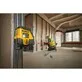 Pildil on DeWalt ristlaser DCLE14201RB, mis on kinnitatud metallraami külge, samal ajal kui ehitaja kasutab laseri jooni...