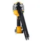 Pildil on näha Dewalt akunaelapüstol DCN910N, mis on suunatud ülespoole ja mille naelasahtel on avatud.