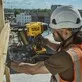 Pildil näeme ehitustöölist, kes kasutab akutoitega Dewalt naelapüstolit DCN910N puitkonstruktsioonide ühendamiseks.