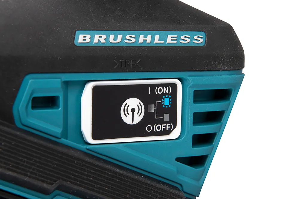 Pildil on näha Makita akukipsplaadi lõikuri DCO181Z detail, millel on "BRUSHLESS" märgistus ja lülitipaneel.