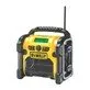 Pildil on kollane ja must DeWalt DCR020 ehitusraadio, millel on ekraan, antenn ja käepide.