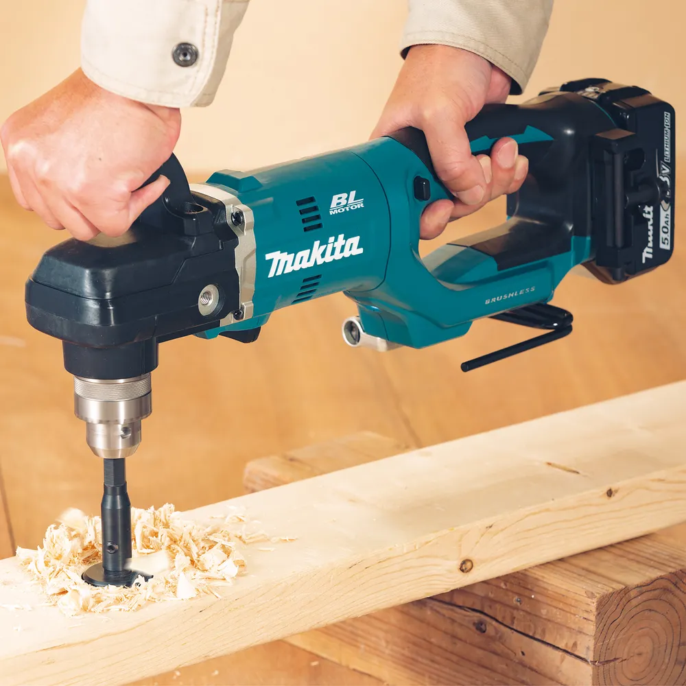 Pildil on näha Makita akunurktrell DDA450ZK, mida kasutatakse puidutöös.