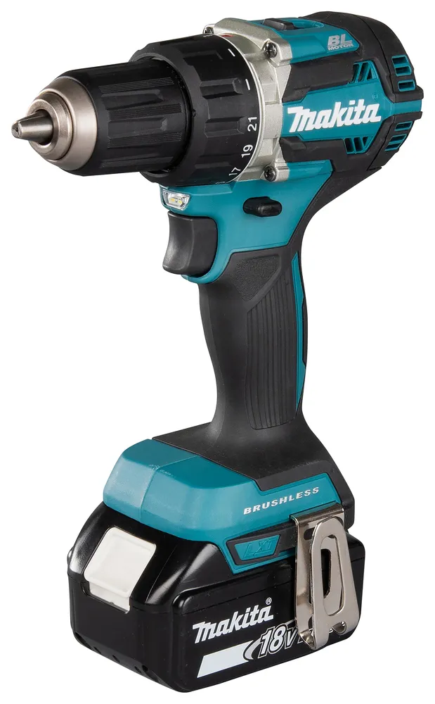 Pildil on Makita akuga löökmutrikeeraja koos aku ja laadijaga.
