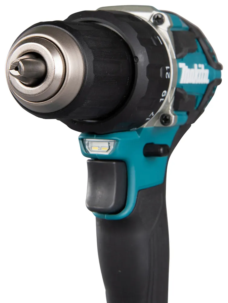 Pildil on Makita DDF484Z akutrell, millel on must käepide, tealne korpus ja metallist padrun.