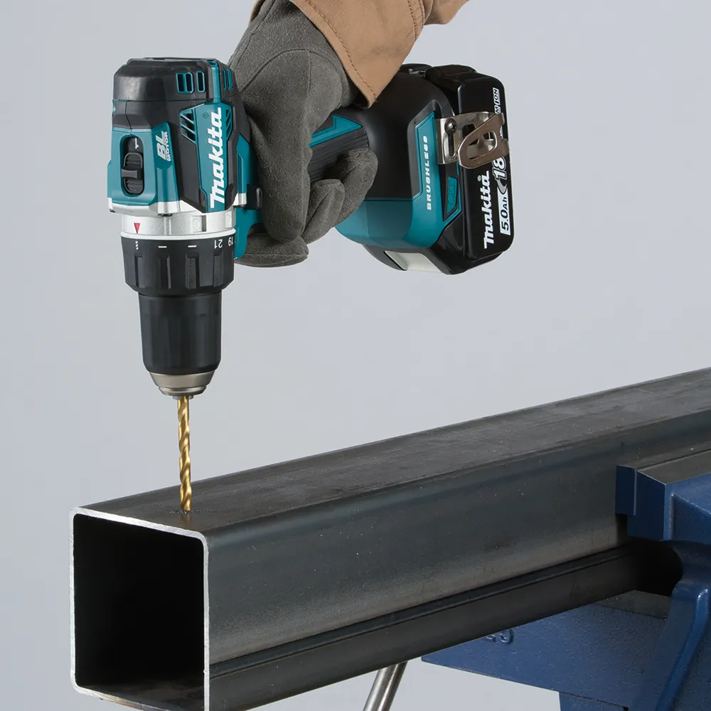 Pildil on näha Makita akutrell DDF484Z, mida kasutatakse metalltoru puurimiseks.