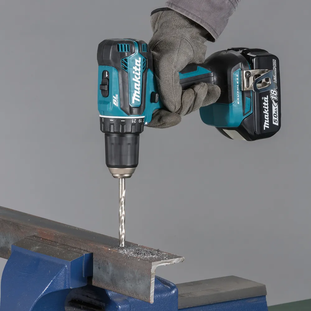 Pildil on Makita akutrell DDF485SF, mida hoitakse töökindas käes ja millega puuritakse metalli.