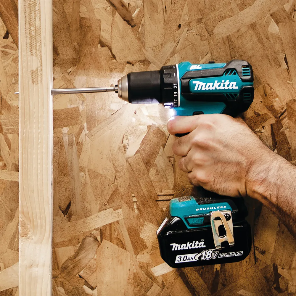 Pildil on Makita DDF485SF akutrell, mida kasutatakse puitmaterjali kinnitamiseks.