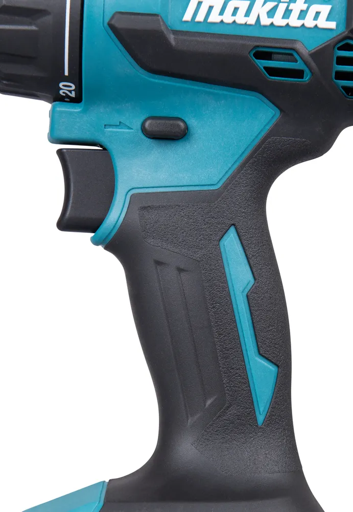 Pildil on Makita akutrell DDF490WF, kus on näha tööriista ergonoomiline käepide ja triger.