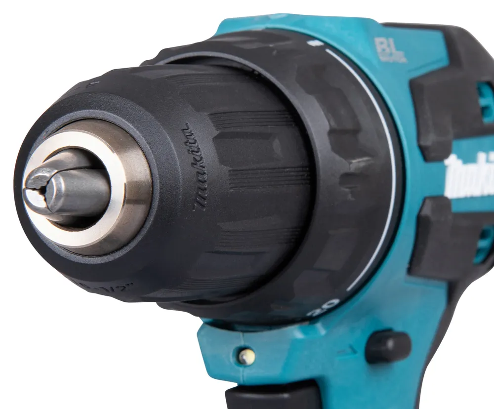 Pildil on Makita akutrelli DDF490WF esiosa, mis kujutab padrunit ja käepideme ülemist osa, kus on reguleerimisrõngas.
