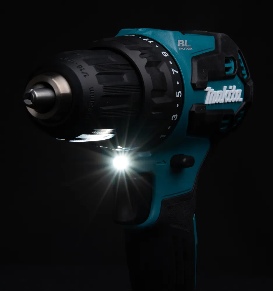 Pildil on esiplaanil näha Makita akutrell DDF490WF, millel on sisse lülitatud LED-lamp.