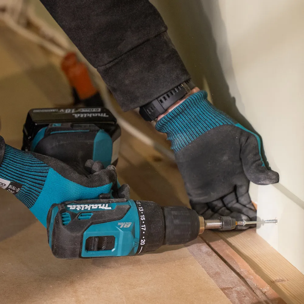 Pildil on Makita akutrell DDF490WF, millega kruvitakse kruvi seina.