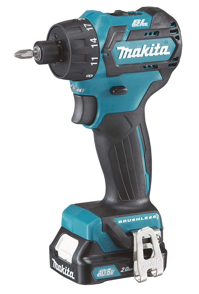 Pildil on Makita akukruvikeeraja, mis on sinise ja musta värviga ning millel on peal pealispind ja otsak.