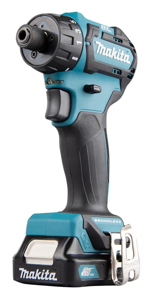 Pildil on Makita akukruvikeeraja DF032DSAJ, mida näidatakse valgel taustal detailides, rõhutades selle omadusi ja disaini.