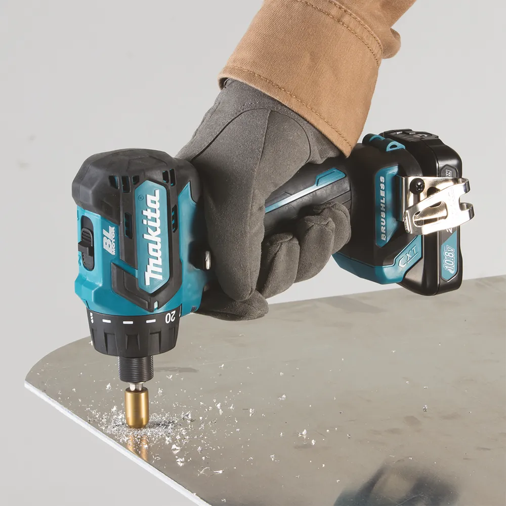 Pildil on Makita akukruvikeeraja DF032DSAJ, mida kasutatakse metalli puurimiseks, ning näha on ka tööriista kasutaja kätt...