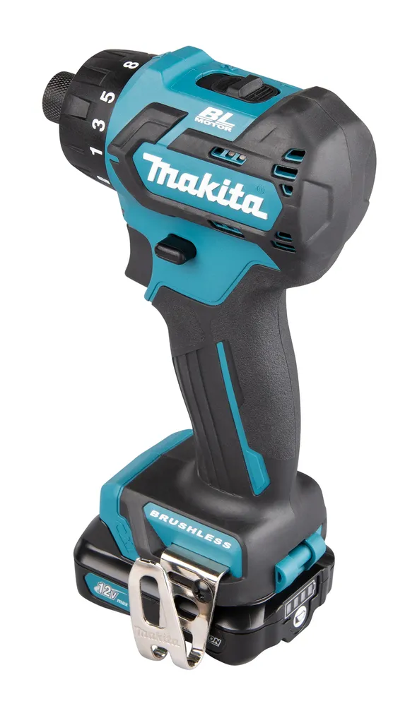 Pildil on Makita DF032DSAJ akukruvikeeraja, millel on roheline ja must värvilahendus, ja sellel on näha reguleeritavad...