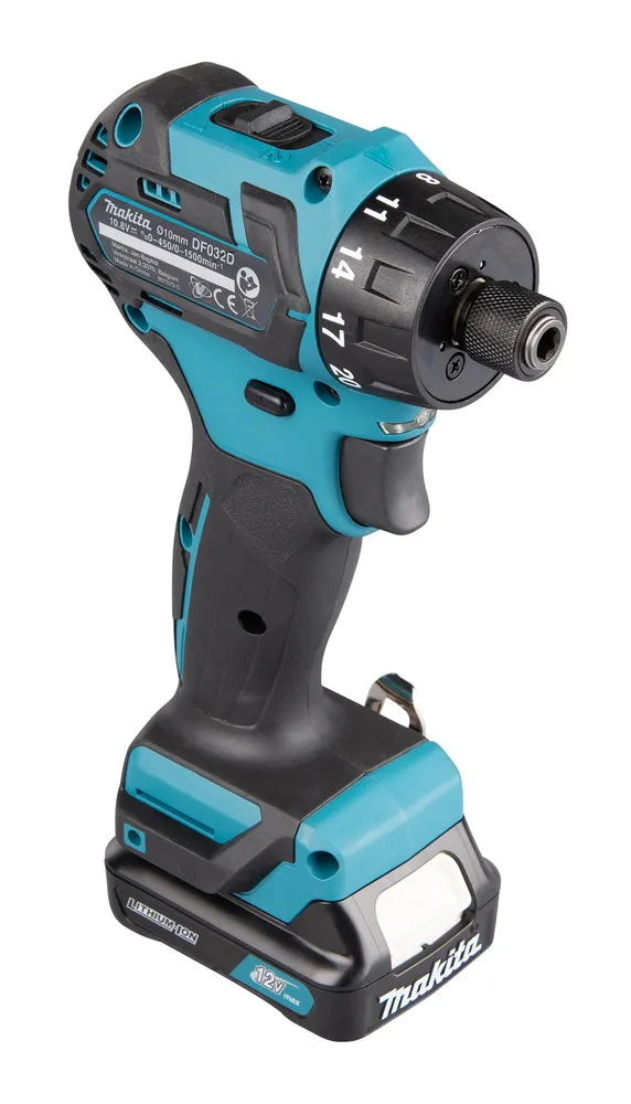 Pildil on sinimust Makita akukruvikeeraja DF032DSAJ, mida näidatakse valgel taustal, koos selle detailide ja siltidega.
