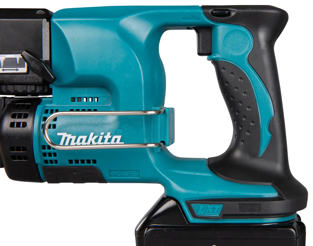Pildil on detailne vaade Makita akulindikruvikeeraja DFR450ZX korpusest, nähtaval on käepide, Makita logo ja osa...