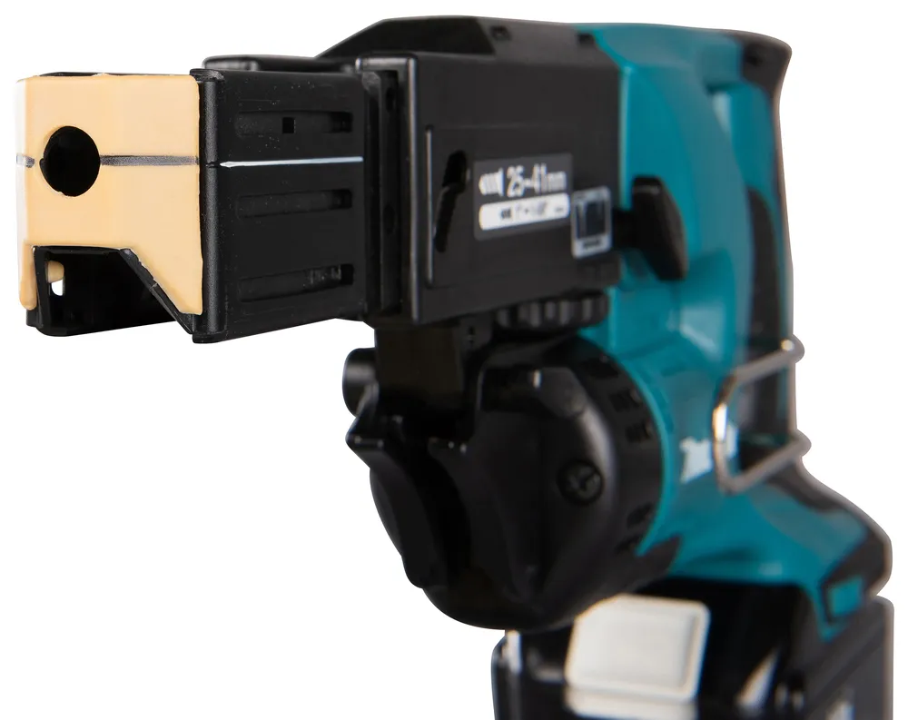 Pildil on detailne vaade Makita akulindistajale DFR450ZX, näidates seadme peaosa ja mõningaid detaile.