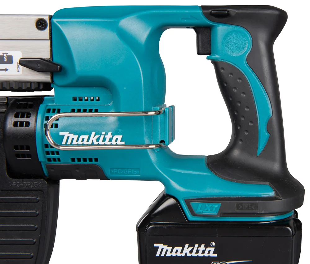 Pildil on detailne vaade Makita akulindistuskruvikeeraja DFR550ZX1 käepidemele ja korpusele, näidates seadme...
