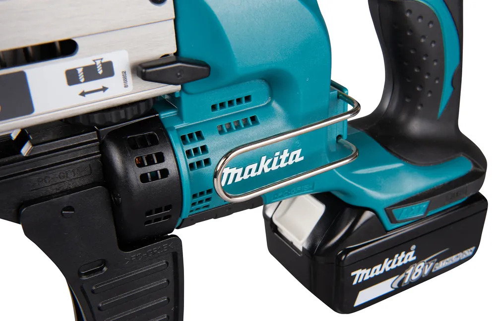 Pildil on detailne vaade Makita akulindistuskruvikeerajast DFR550ZX1, millel on näha tööriista kere, brändi logo ja aku.