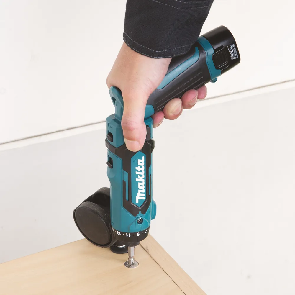 Аккумуляторная отвертка Makita DF012DSJ