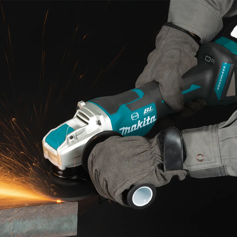 Makita akunurklihvija DGA520ZX1 töötab metalli lihvimisel, tekitades palju sädemeid.