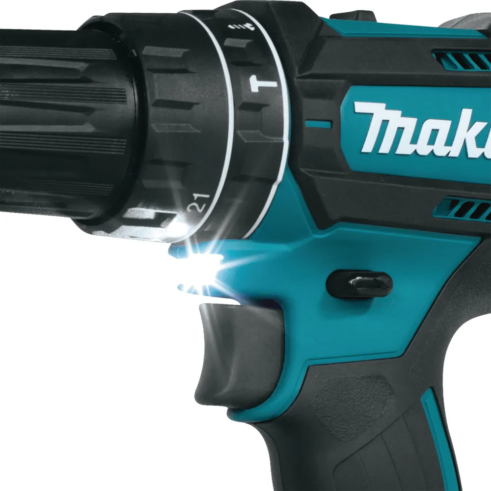 Pildil on detailne vaade Makita akulööktrellile DHP482Z, nähtav on otsak, seadistusratas ja aktiveeritud valgus.