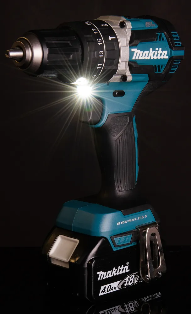 Pildil on Makita akulööktrell DHP484RTJ koos aku ja valguse efektiga.