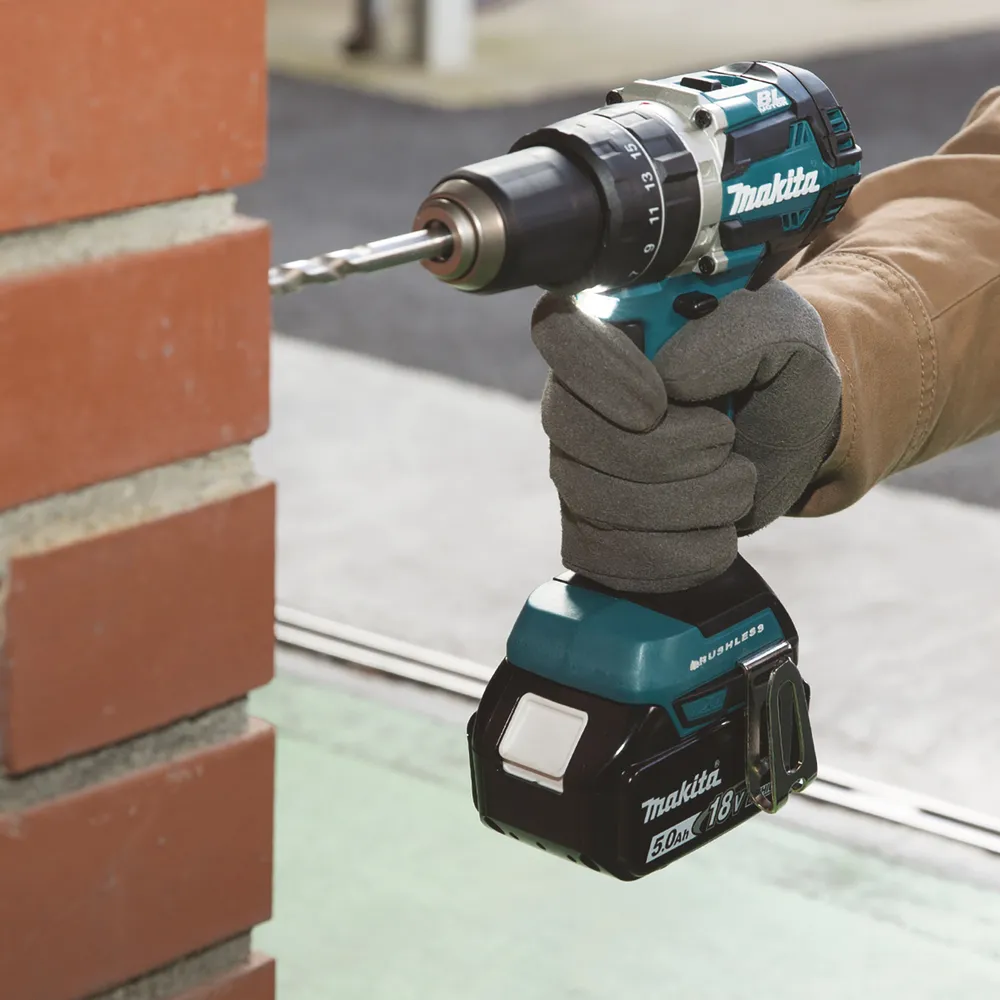 Pildil on näha Makita akulööktrell DHP484RTJ, mida kasutatakse tellisseina puurimiseks.