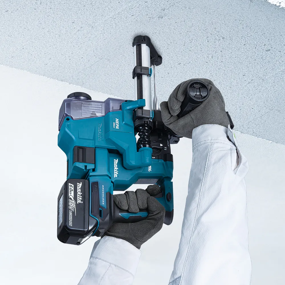 Pildil on Makita akupuurvasar DHR183Z, mida hoitakse käes ja millega puuritakse lakke.