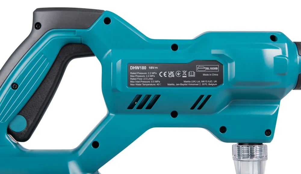 Pildil on detailne vaade Makita akusurvepesurist DHW180Z, millel on näha toote andmesilt ja korpus.