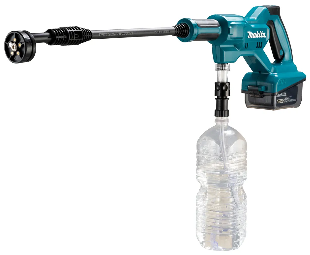 Pildil on Makita akusurvepesur DHW180Z, mis on ühendatud veepudeliga ja millel on küljes pihustusotsik.