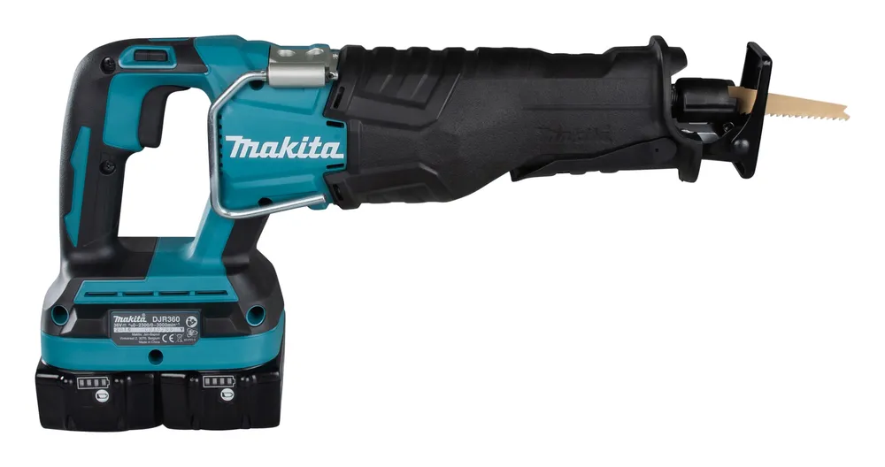 Pildil on Makita akuuniversaalsaag DJR360Z koos kahe akuga.
