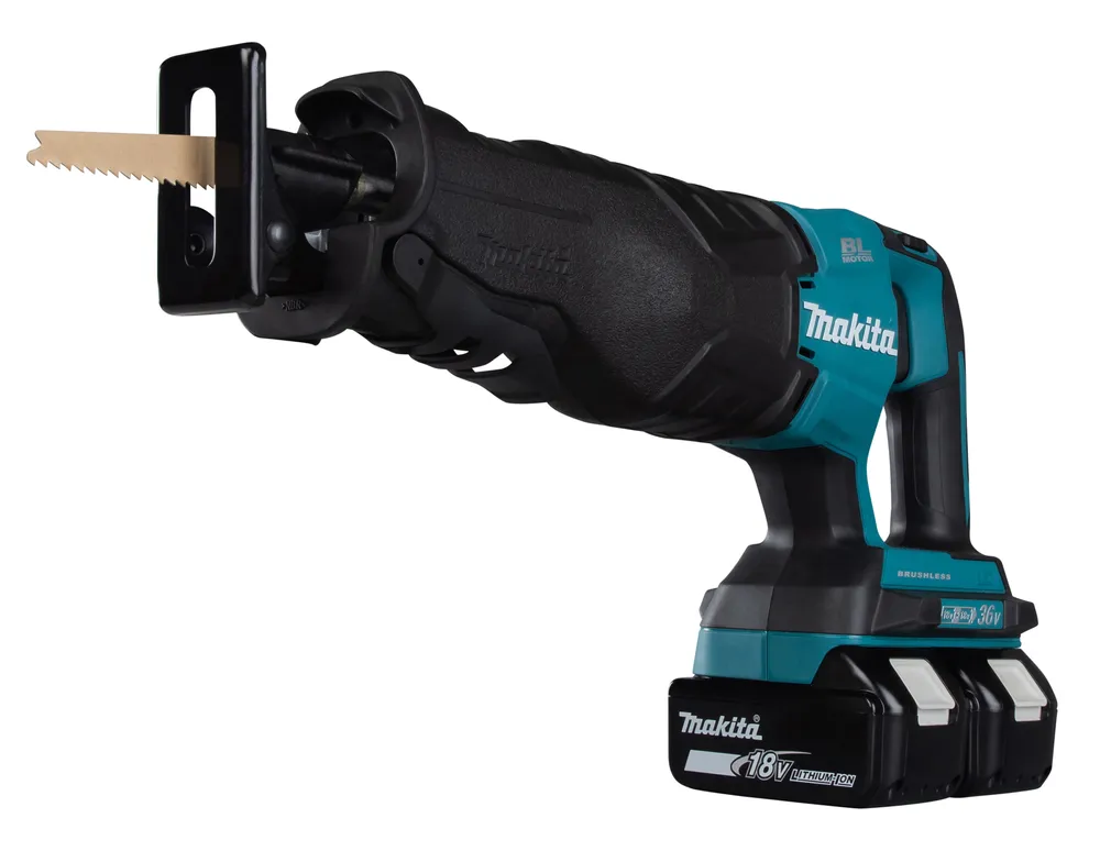 Pildil on Makita akuuniversaalsaag DJR360Z, mis on näidatud koos ühe sahaga.