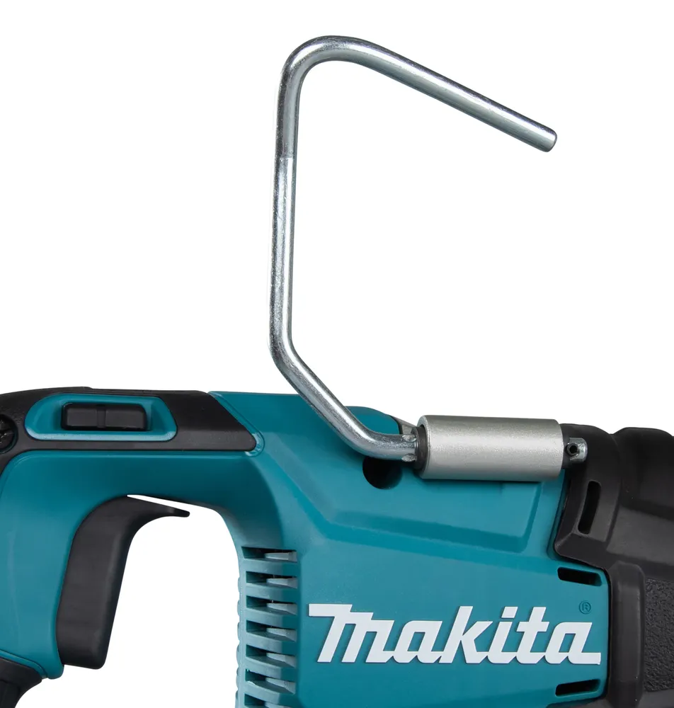 Pildil on näha Makita akuuniversaalsaag DJR360Z, mille küljes on metallist konks.